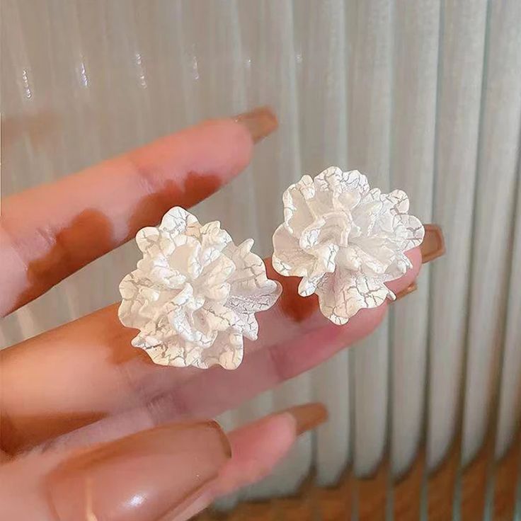 White 3D Floral Stud Earrings