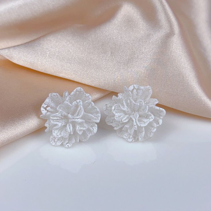 White 3D Floral Stud Earrings